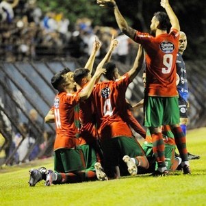 Portuguesa festeja gol marcado na etapa inicial em Sorocaba