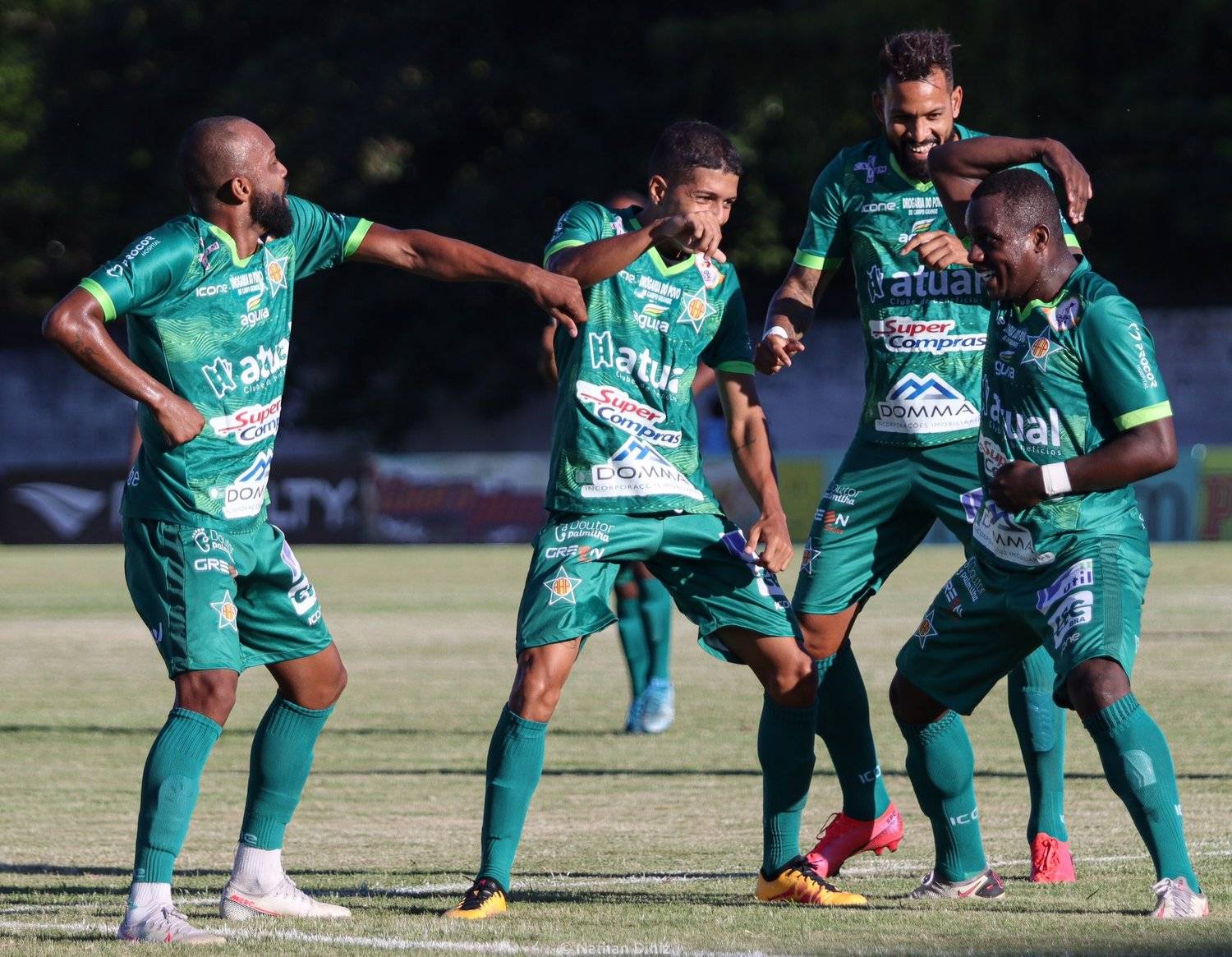 Comemorações divertidas de jogadores da Portuguesa chamam atenção