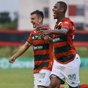 Leandro Amaro (à direita) comemora o gol pela Lusa carioca