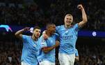 Tá chegando a hora! Manchester City e Inter de Milão se enfrentam, no próximo sábado (10), pela final da Champions League 2022-23. As duas equipes vêm de grandes confrontos e prometem um verdadeiro espetáculo no estádio Olímpico Atatürk, em Istambul, na Turquia. Se no duelo em campo os dois times são iguais, nos cofres a perspectiva muda. O time inglês tem 6s dos 10 jogadores mais bem pagos da final. Além disso, o elenco dos Citizens é quase duas vezes mais valioso que o do clube italiano. Na disputa entre técnicos mais bem pagos, o City também leva a melhor.Confira quais são os dez maiores salários da final da Champions League: