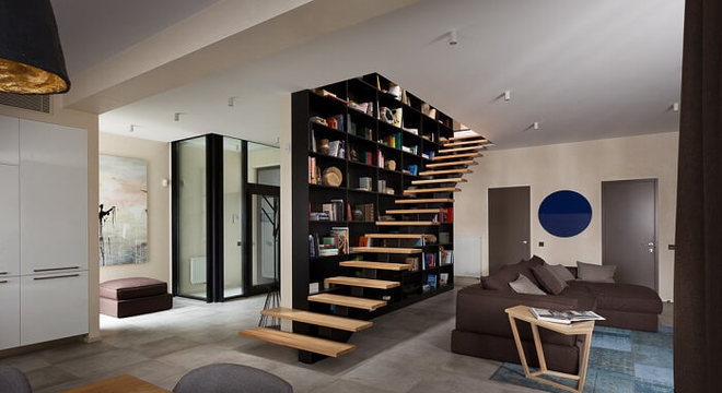 Posicione a escada flutuante de madeira no centro de casa