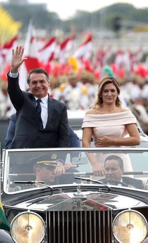 Jair Bolsonaro optou pelo carro aberto para o cortejo
