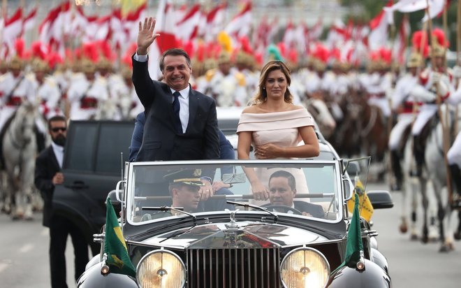 Jair Bolsonaro desfila em carro aberto até o Congresso Nacional para assinatura do termo de posse como Presidente da República