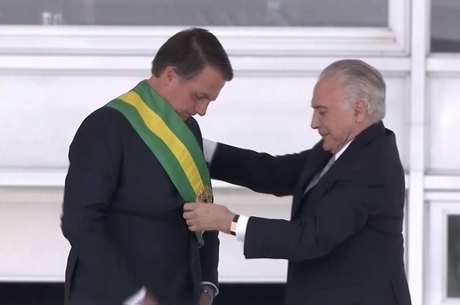 Bolsonaro recebe a faixa presidencial de Michel Temer