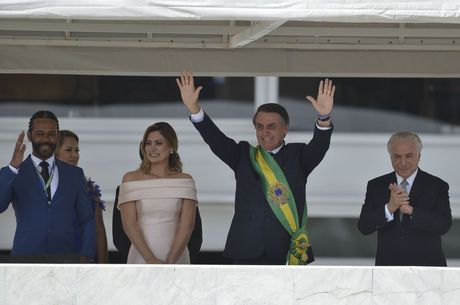 Bolsonaro discursa após receber faixa