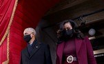 Na mesma cartela de cores sóbrias, a ex-primeira dama Michelle Obama apostou em um conjunto cor de uva e máscara preta 