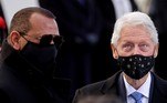 Já o ex-presidente Bill Clinton apostou em um modelo de máscara estampado 