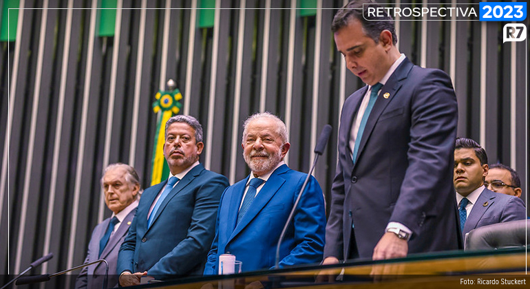 Lula faz compromisso constitucional e assina o termo de posse, no plenário da Câmara dos Deputados, com a presença de autoridades, parlamentares e figuras públicas