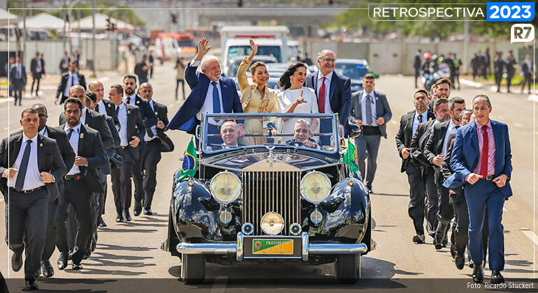 Lula e Alckmin desfilam com as esposas no Rolls-Royce presidencial na Esplanada dos Ministérios