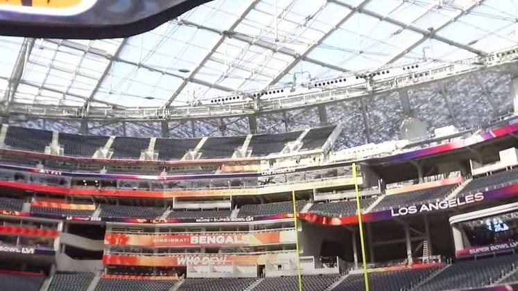 Possui o maior telão da história, com 109 metros de extensão, voltado para o lado de fora, podendo ser visto na cobertura do estádio.