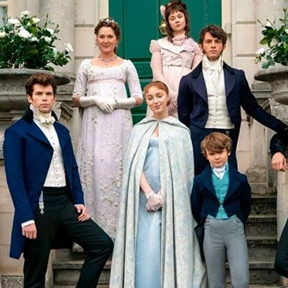 Possuindo uma temporada com oito episódios, o romance vive no século XIX, época em que a família Bridgerton - composta por oito irmãos - se esforça para lidar com amor e o mundo luxuoso e competitivo da alta classe de Londres.