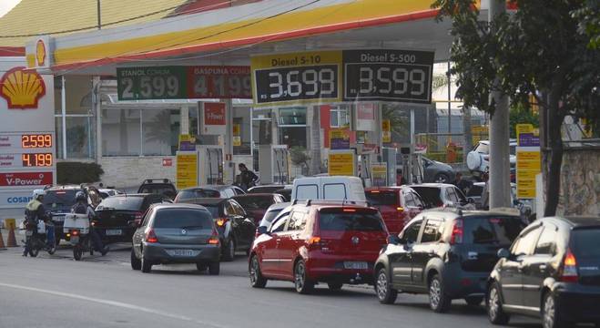 Postos de gasolina ficaram com filas de horas em meio à crise