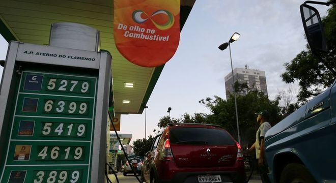 Apesar de alta na refinaria, preço da gasolina segue em queda nos postos