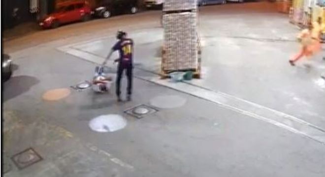 Homem reage a assalto, cai durante confronto e é baleado por suspeito