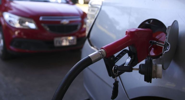 Preço médio da gasolina teve queda na última quinzena no país
