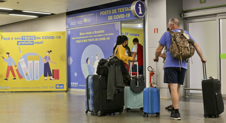O posto, que fará testes rápidos, foi instalado no desembarque nacional
 