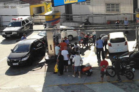 Pessoas chegam a esperar 3h na fila