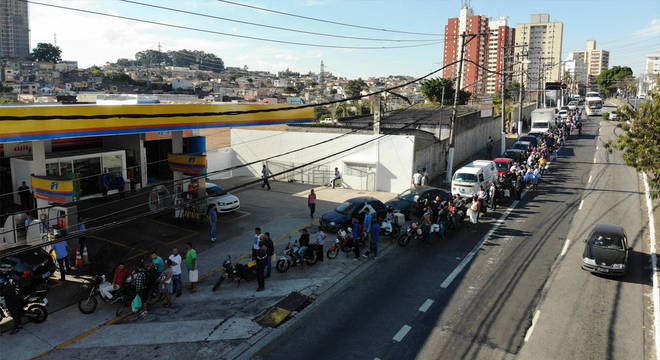 Fila de carros e pessoas se estendia pela avenida São Miguel, na zona leste de SP