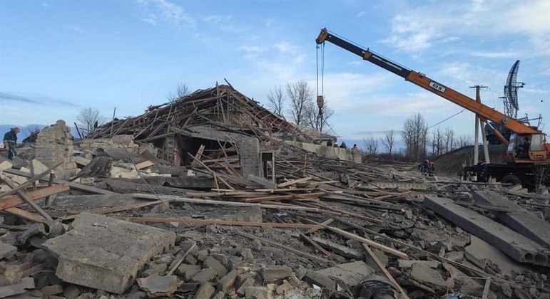 Posto ucraniano é destruído após bombardeio russo nesta quinta-feira (24)