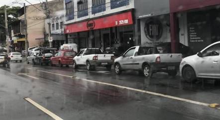 Carros formam filas em postos da Av. Pedro II