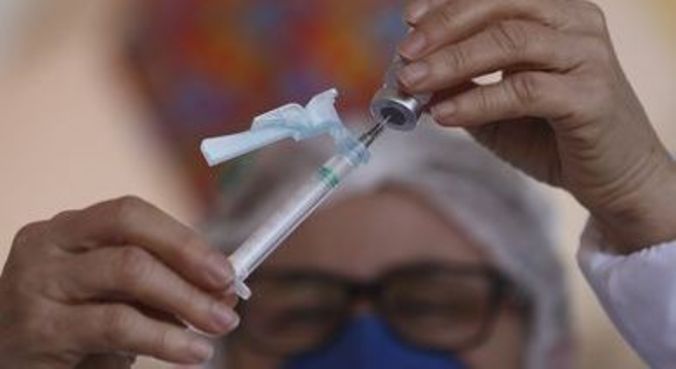 Vacinação contra a covid-19 segue em ritmo lento em grande parte do Brasil