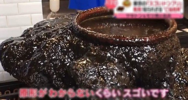 Um restaurante japonês gerou uma polêmica após confirmar que mergulha os espetinhos de porco que serve no molho de um pote que não é limpo há mais de 60 anos