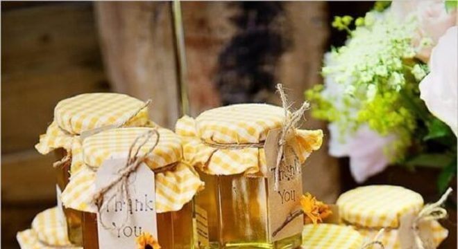 Potes de mel servem de lembrancinhas para a festa tema girassol