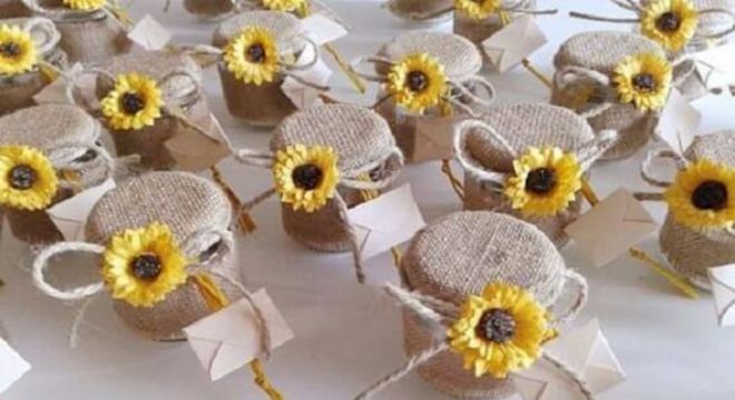 Potes de mel servidos como lembrancinha para festa tema girassol