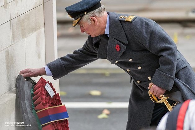 Pouco antes do velório da sua mãe, a então rainha Elizabeth II, surgiu um vídeo do rei Charles 3º pedindo para um funcionário limpar sua mesa. De acordo com leituras labiais, ele fala: 