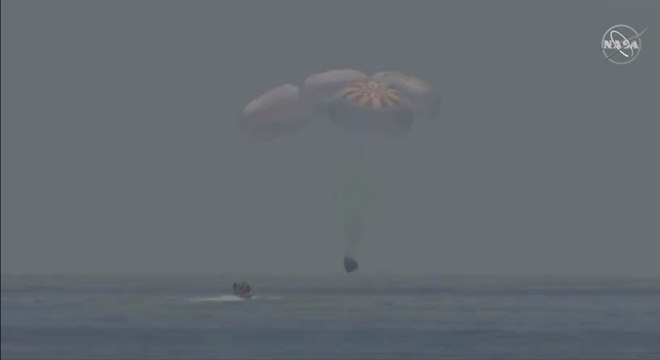 Astronautas pousaram em segurança no mar na costa da Flórida, nos EUA