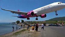 Vídeo mostra avião pousando a poucos metros da cabeça de turistas: 'Absolutamente insano!'
