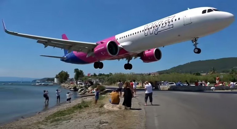 Pista curta e ventos fortes talvez expliquem este pouso insano, segundo entusiastas da aviação