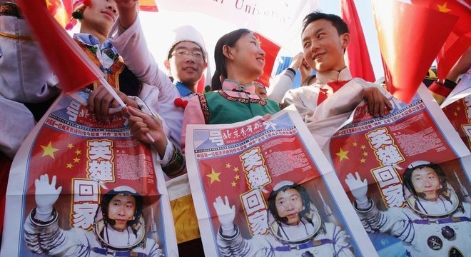 O primeiro astronauta do programa espacial chinês se tornou um herói nacional em 2003