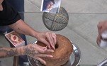 Na quarta temporada do Power Couple Brasil, todos os participantes se reuniram para cantar parabéns para Anita, primogênita do casal Daniel e Mari, que fez um bolo no qual Clara colocou palitos de fósforo para improvisar uma vela!