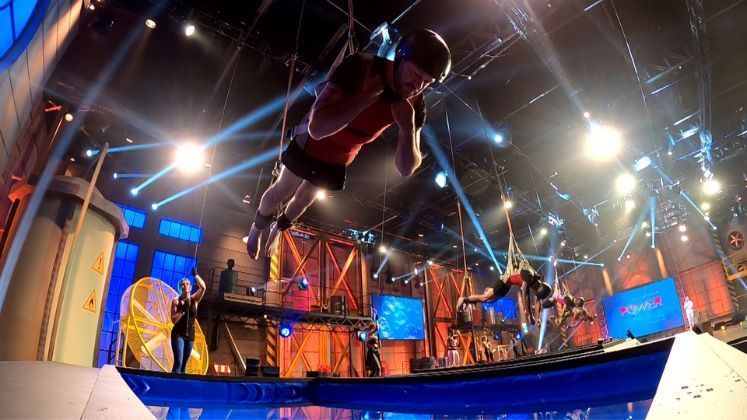 Já no galpão de provas, as esposas descobriram que a prova seria de resistência e nem todas elas gostaram muito da ideia. Adriane Galisteu repassou algumas informações importantes e avisou que elas não poderiam tirar o pé da plataforma