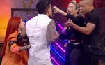 Mais uma dinâmica e mais um quebra-power! Karol e Mussunzinho acusaram Bretheus de não ajudarem nas tarefas da Mansão e Brenda rebateu. Enquanto falava, Mussunzinho a interrompeu. “Você não respeita a mulher dos outros”, esbravejou a maquiadora. Como esperado, a discussão entre os casais pegou fogo!