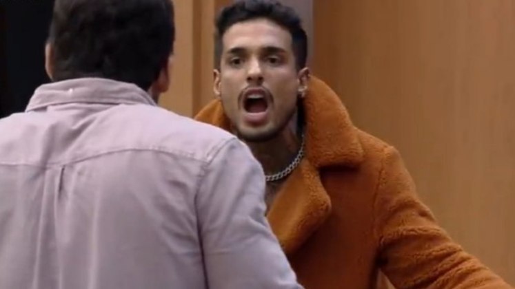 E teve quebra-power já na primeira semana de Power Couple Brasil 6. A mais acirrada delas foi a discussão acalorada entre Matheus Sampaio e João Hadad. Tudo começou quando Hadad chamou o casal Brenda e Matheus de vetezeiro. Nada contente com o título, o influencer disparou para o colega de confinamento: “Para mim, você também é vetezeiro”. E, claro, ficou aquele climão