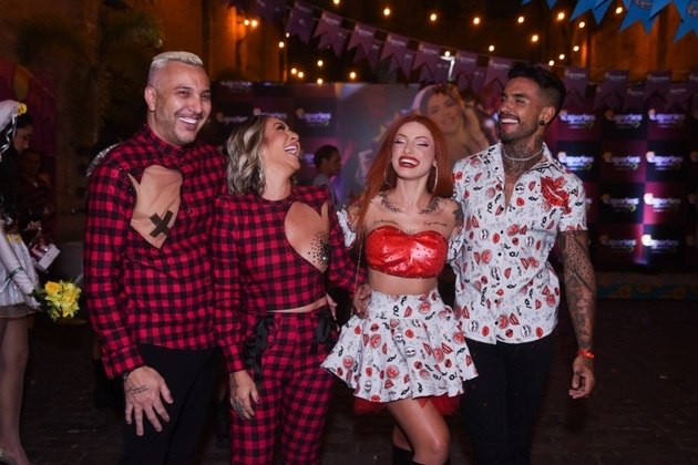 E teve reencontro do Power Couple, viu? Brenda e Matheus posaram com Rogério e Baronesa durante a festa