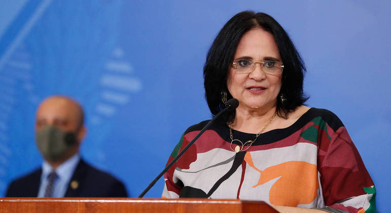 A ministra Damares Alves