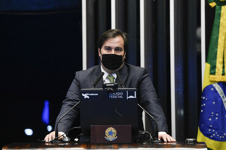 Maia discute administrativa da Câmara com líderes