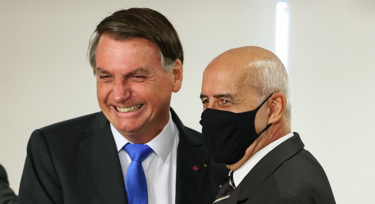 Por causa da idade, Bolsonaro já poderia ter tomado a vacina desde o dia 3 de abril