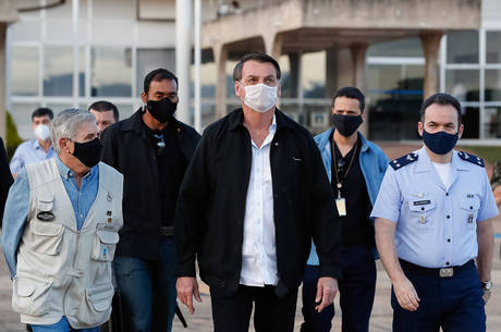 Bolsonaro mantém obrigatório uso de máscara, mas libera em igrejas ...