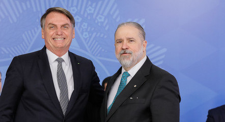 Na imagem, Jair Bolsonaro e Augusto Aras