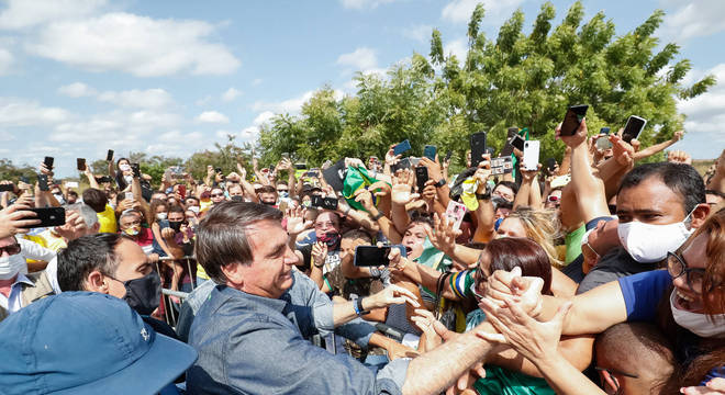 Bolsonaro recebe cumprimentos durante sua chegada em Mossoró