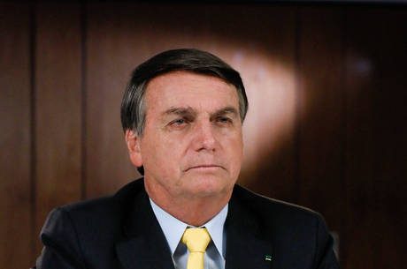 Bolsonaro diz que Pazuello fica no cargo
