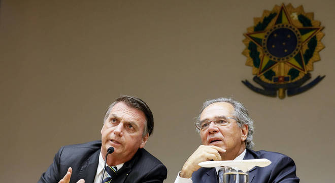 Na imagem, Jair Bolsonaro e o ministro da Economia, Paulo Guedes
