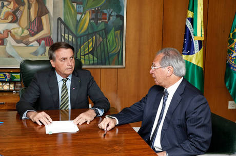 Bolsonaro e Guedes durante assinatura de decreto
