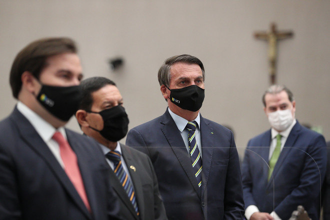 As medidas restritivas adotadas durante a posse do ministro Luiz Fux à presidência do STF (Supremo Tribunal Federal) foram insuficientes para evitar as contaminações pelo novo coronavírus. Até o momento, seis dos 50 convidados para a cerimônia, já foram diagnosticados com a covid-19. Veja nas próximas fotos alguns dos convidados que estiveram na posse