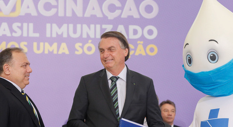 O presidente Jair Bolsonaro e o ministro da Saúde, Eduardo Pazuello, no lançamento do plano