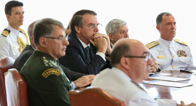 Bolsonaro durante encontro com a cúpula das Forças Armadas